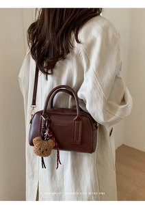 Borsa tote retrò marrone con texture in pelle e ciondolo a forma di orso in stile sobrio