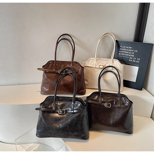 Vue détaillée de grands sacs cabas en cuir en quatre couleurs vintage et boucles