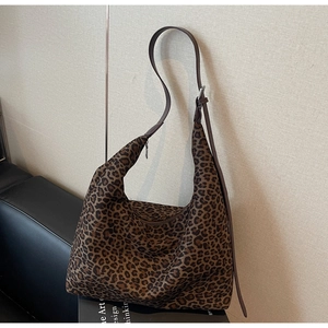 Gros plan du sac hobo léopard avec bandoulière réglable en cuir et boucle argentée