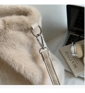Gros plan d'un sac cabas en fausse fourrure avec ferrures argentées et bandoulière