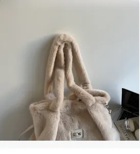 Vue détaillée du sac cabas en peluche avec texture douce et plaque logo élégante en perles