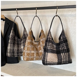 Vue détaillée des sacs cabas en laine à carreaux en trois coloris avec anses en cuir