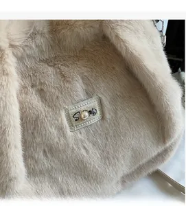 Détail d'un sac cabas en fausse fourrure avec broderie de perles et texture douce