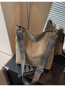 Sac fourre-tout en toile vert olive avec large bandoulière style ethnique