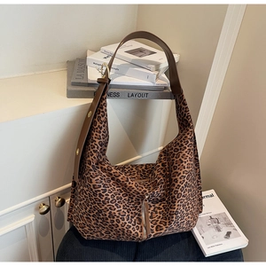Détail du grand sac cabas léopard en daim montrant la texture douce et la bandoulière large