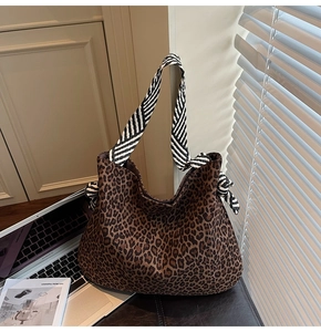 Détail du sac cabas léopard avec bandoulières nouées rayées noir et blanc très tendance
