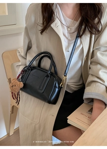 Borsa bowling retrò in pelle nera con finiture dorate e ciondolo orsetto di peluche