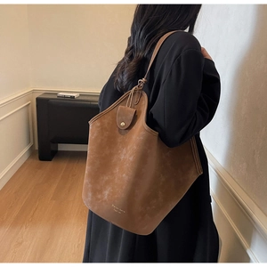Detailaufnahme der braunen Vintage-Einkaufstasche aus mattem Leder mit Textur