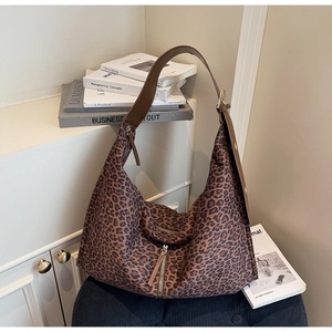 Détail du sac hobo léopard avec texture en daim et bandoulière en cuir