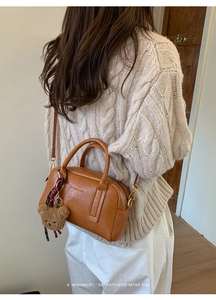 Borsa Boston marrone vintage con ciondolo a forma di orsetto e pelle testurizzata