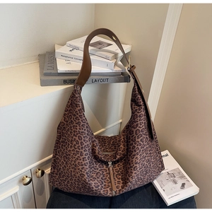 Détail de la texture suédée léopard et de la bandoulière en cuir du sac hobo chic