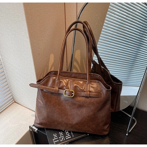 Détail du sac cabas vintage marron foncé avec boucle dorée et texture en cuir synthétique PU