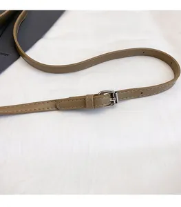 Detailansicht des verstellbaren braunen Leder-Schultergurts mit silberner Schnalle