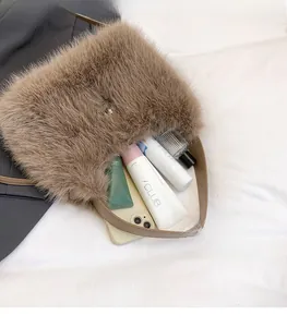 Draufsicht auf braune Plüsch-Beuteltasche mit Innenraum für Handy und Kosmetikartikel