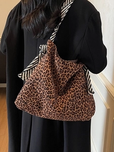 Grand sac cabas léopard pour femme avec détail d'écharpe rayée décorative tendance