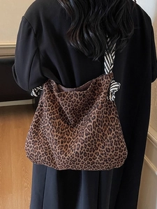 Grand sac fourre-tout léopard avec bandoulière zébrée vu de dos dans un style tendance