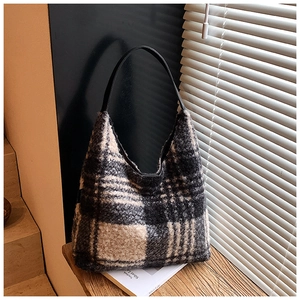 Vue détaillée du sac cabas classique en laine à carreaux avec bandoulière en cuir noir