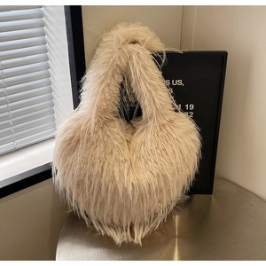 Gros plan sur un sac cabas en peluche blanc crème avec silhouette en cœur et texture douce