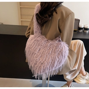 Détails de la texture du sac cabas en fausse fourrure lavande avec tenue élégante