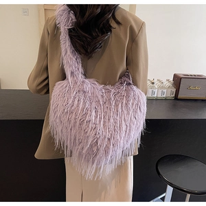 Détail du sac à bandoulière en fausse fourrure violette douce porté par un mannequin