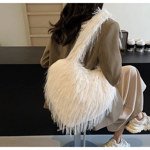 Gros plan détaillé du sac cabas blanc pelucheux avec texture longue fourrure synthétique