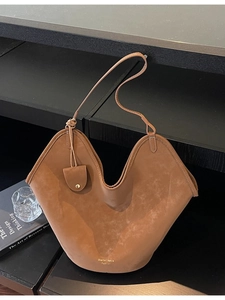 Braune Wildleder-Einkaufstasche mit V-Ausschnitt und Schultergurt im Regal-Display