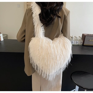 Détail de la texture et du matériau en peluche du sac à bandoulière en forme de cœur