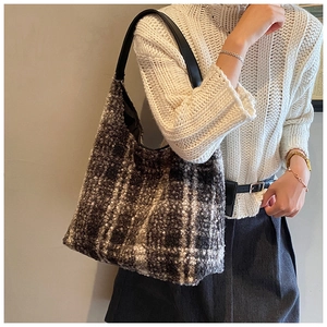 Détail du grand sac cabas en laine à carreaux montrant la texture épaisse et la bandoulière