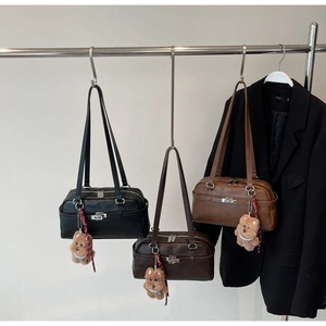 Detailed display of vintage leather shoulder bags in black, coffee, and caramel colors