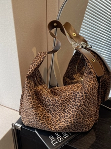 Grand sac hobo en daim à imprimé léopard avec bandoulière réglable en cuir marron