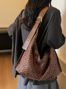 Grand sac hobo léopard en daim avec bandoulière réglable en cuir marron pour femme