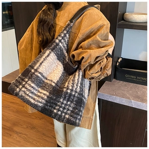 Vue détaillée du grand sac cabas en laine à carreaux porté pour un look d'hiver