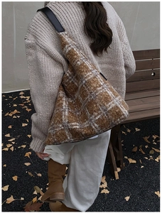 Grand sac cabas en laine à carreaux marron et blanc avec bandoulière en cuir noir