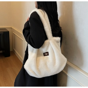 Détail du sac cabas en fausse fourrure montrant la texture douce et l'étiquette brune
