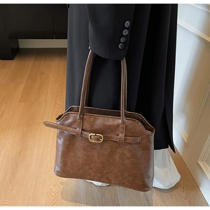 Détail du grand sac cabas marron vintage avec boucle métallique et doubles poignées