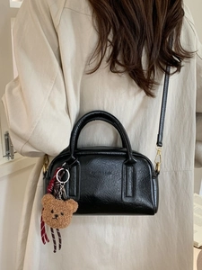 Borsa a mano Boston classica in pelle nera con ciondolo a forma di orso e nastro rosso