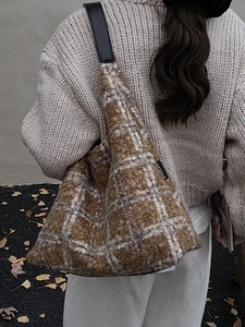Sac hobo duveteux à carreaux marron et blanc avec large bandoulière en cuir pour l'automne