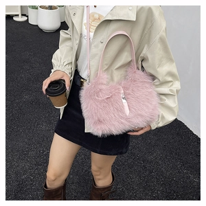 Detailaufnahme der rosa Kunstpelztasche mit silbernem Drehverschluss und Ledergriff