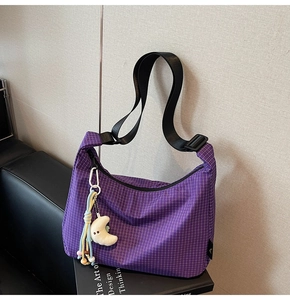 Détail du sac en toile vichy violet avec bandoulière noire et breloque lune