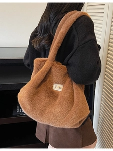 Grand sac cabas en peluche marron pour femme avec patch et texture moelleuse