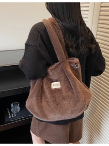 Grand sac fourre-tout en peluche marron foncé avec fausse fourrure et bandoulière femme