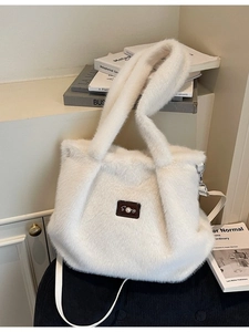 Sac fourre-tout blanc en fausse fourrure avec étiquette en cuir perlé et bandoulière