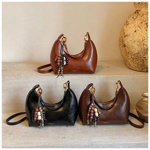 Détails de sacs hobo vintage en trois couleurs avec pendentifs à pompons perlés chics