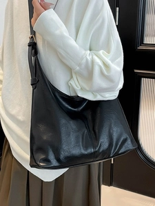 Retro black large-capacity shoulder bag with pleated texture and adjustable gold buckle