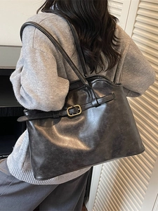 Grand sac cabas vintage en similicuir gris foncé porté à l'épaule par un mannequin