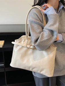 Grand sac cabas minimaliste en cuir beige avec plis et boucle dorée pour femme
