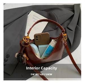 Vue de dessus de l'intérieur spacieux d'un sac marron avec des objets du quotidien