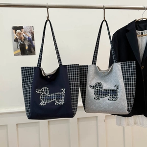 Gros plan du sac en toile avec motif de teckel et fermeture à boucle magnétique