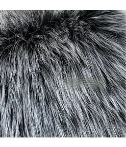 Gros plan détaillé sur la texture en fausse fourrure bicolore d'un sac à bandoulière chic