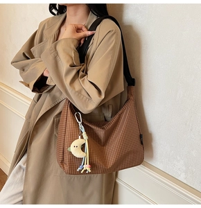 Sac bandoulière en toile à carreaux marron avec breloque lune et large bandoulière